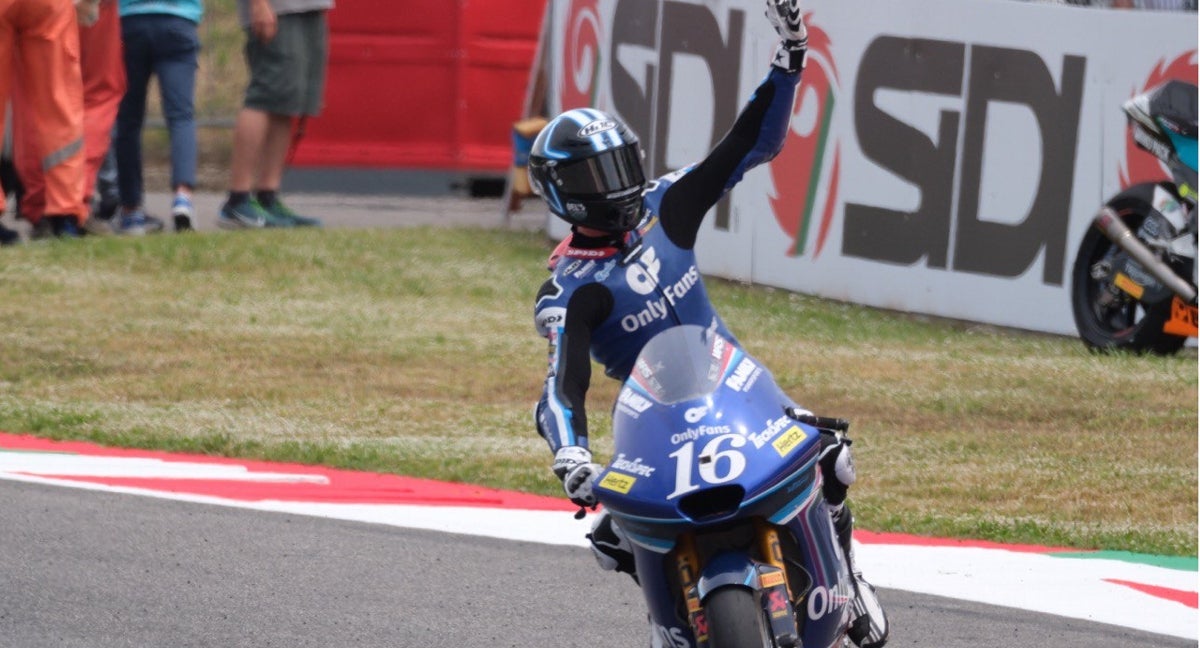 Joe Roberts gana y Manu González y Alonso López ponen el toque español en Moto2