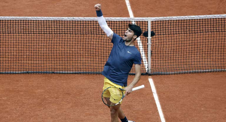 Carlos Alcaraz celebra un punto durante su partido ante Auger-Aliassime.