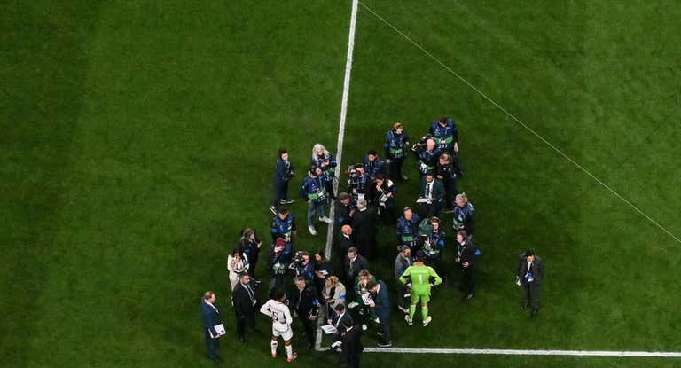 La prensa internacional rodea a Bellingham y Courtois tras la finalización del partido.