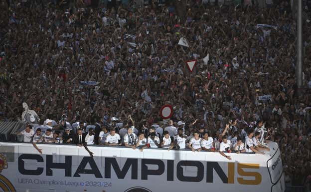 La afición se echó masivamente a la calle para felicitar a los campeones de Europa.  EFE