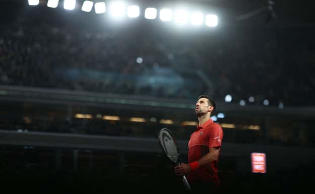 Novak Djokovic mira a las gradas durante el partido ante Musetti.  Emmanuel Dunand / AFP