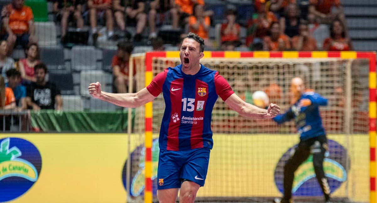 Ariño del Barça celebra este domingo, durante la Final de la Copa del Rey de Balonmano celebrada en el Olivo Arena de Jaén (Andalucía)./EFE