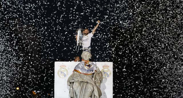 Apoteósico fin de fiesta del Real Madrid: manteo a Kroos, Modric desliza que sigue y misterio con Nacho