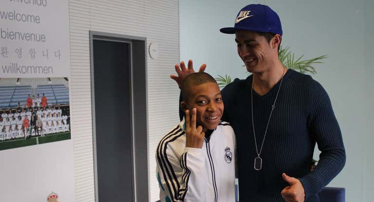 Cristiano posa junto a Mbappé en su visita a Valdebebas.