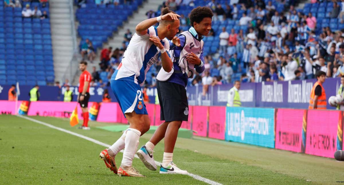 Braithwaite celebró su gol ante el Cartagena junto a uno de sus hijos. /RCDE