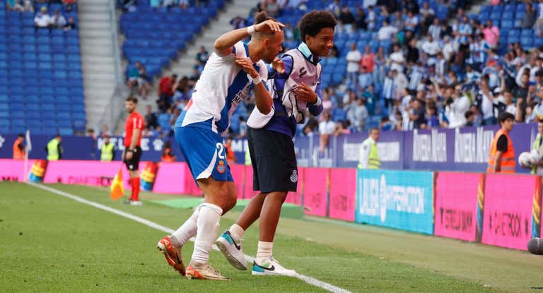 Braithwaite celebró su gol ante el Cartagena junto a uno de sus hijos.