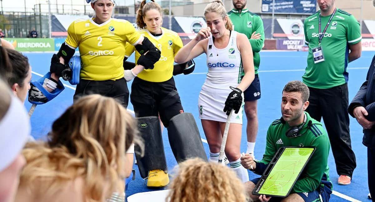 Facundo Quiroga, en un entrenamiento con la selección femenina de Irlanda./IRELAND HOCKEY