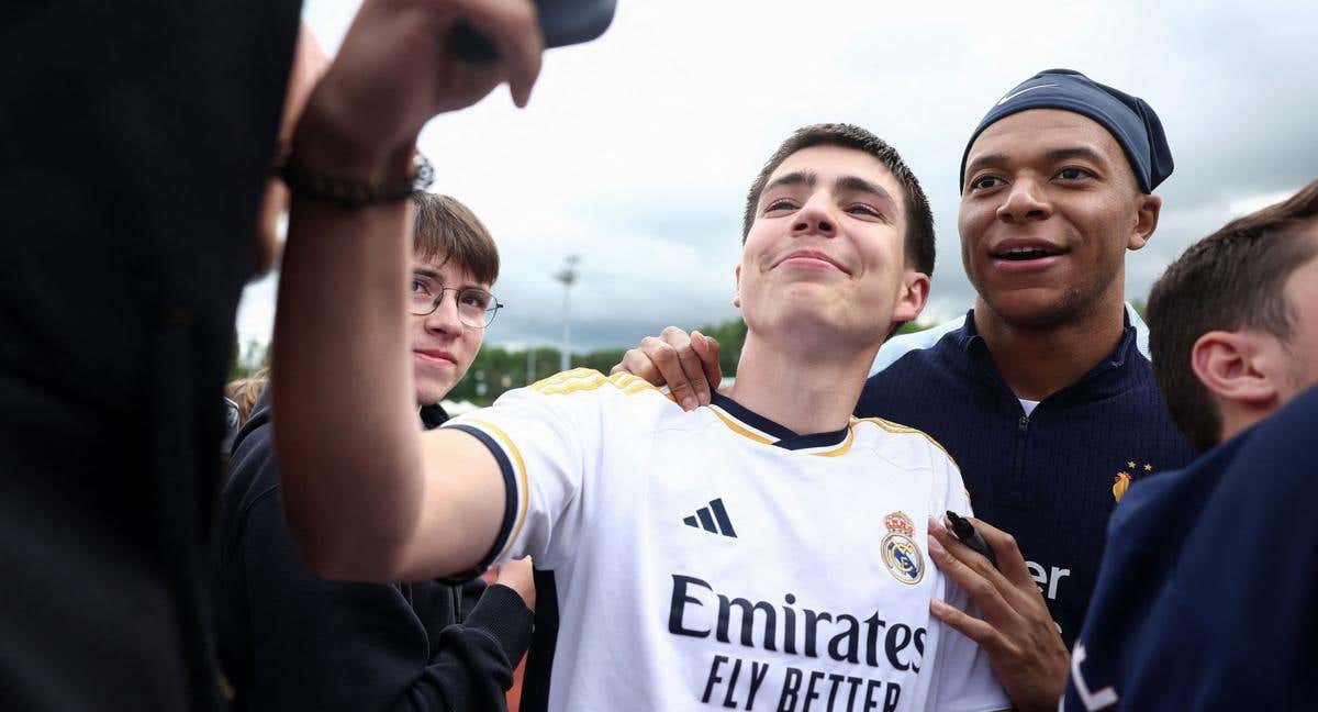 Mbappé posa con un aficionado del Real Madrid.
