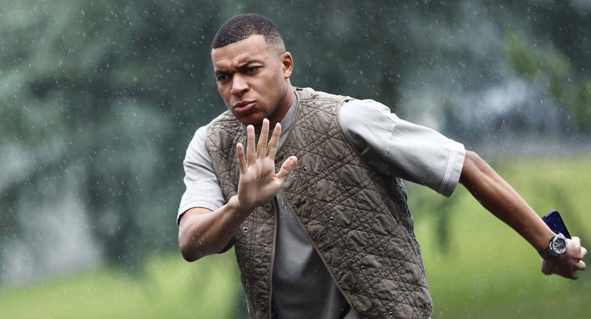 Kylian Mbappé llegando a la concentración de la selección francesa./