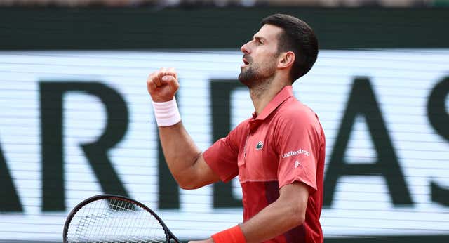 Djokovic sobrevive a un nuevo thriller en París y llega a cuartos con la lengua fuera