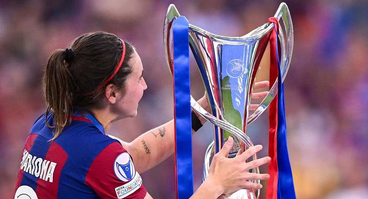 Mariona Caldentey acariciando el trofeo de la Champions League femenina. /INSTAGRAM: MARIONA CALDENTEY