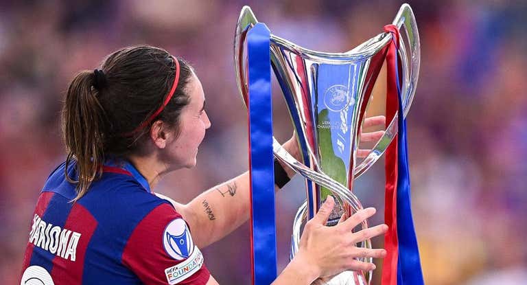 Mariona Caldentey acariciando el trofeo de la Champions League femenina.