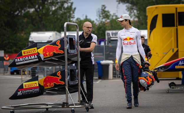 Pepe Martí, caminando por el paddock.  RB CONTENT POOL