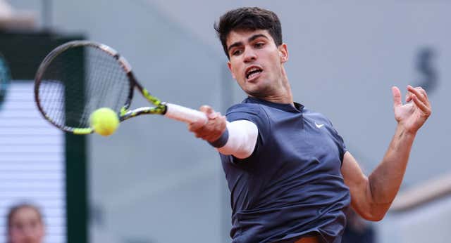 Alcaraz saca el mazo ante Tsitsipas para citarse con Sinner en las semis de Roland Garros