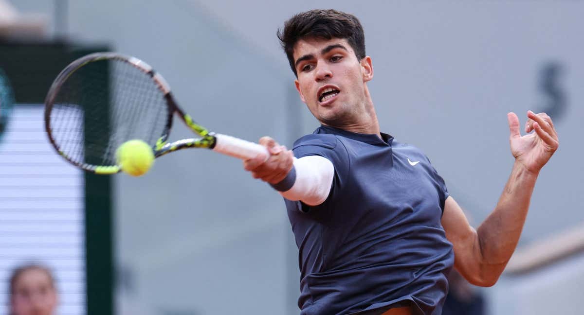 Carlos Alcaraz golpea una derecha durante su partido ante Stefanos Tsitsipas.
