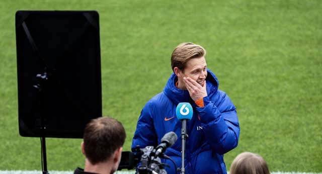 Una conversación con Cruyff que rescata Gullit para criticar con dureza a De Jong: «Juega mal, no está a la altura de sus cualidades»