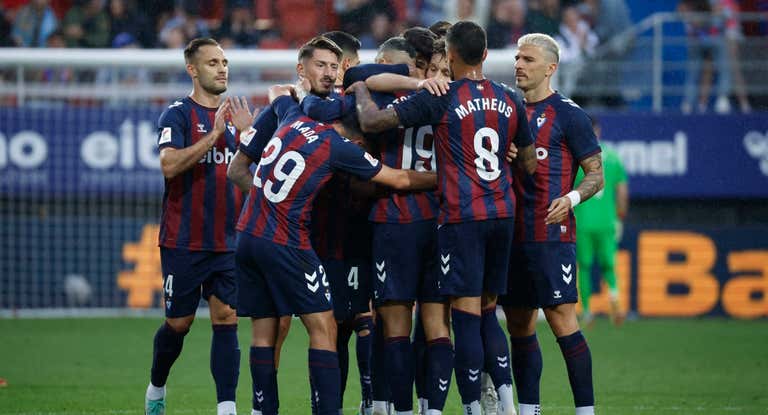 Los jugadores del Eibar celebran un gol contra el Oviedo.