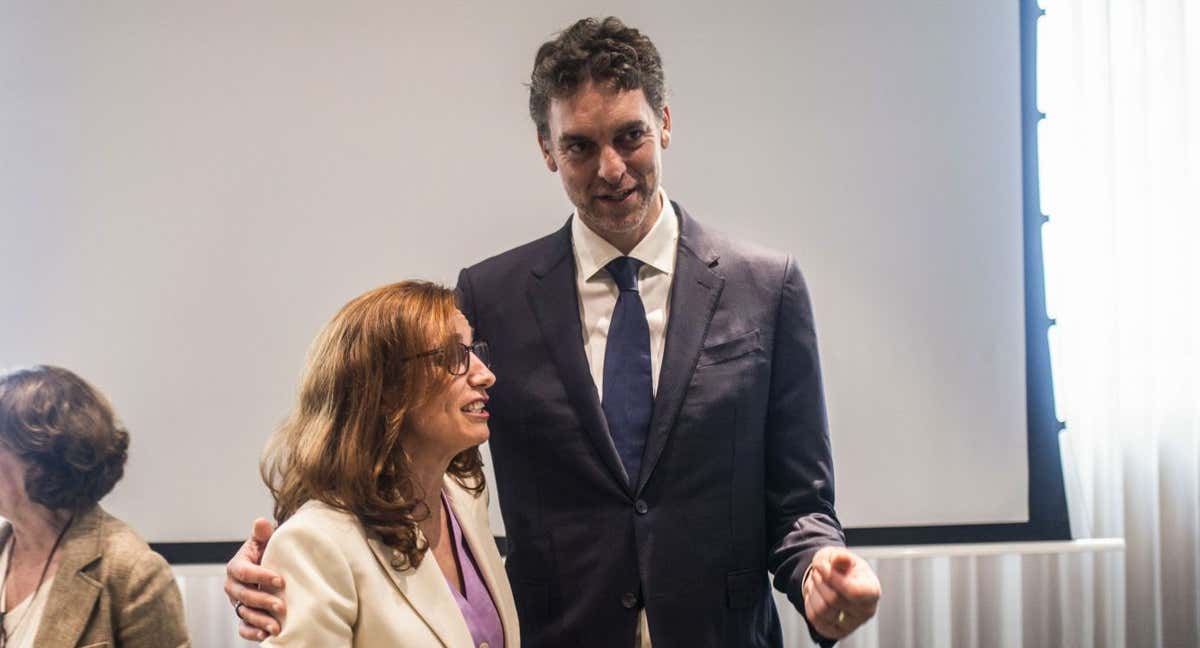 Pau Gasol junto a Mónica García, ministra de Sanidad. /EFE