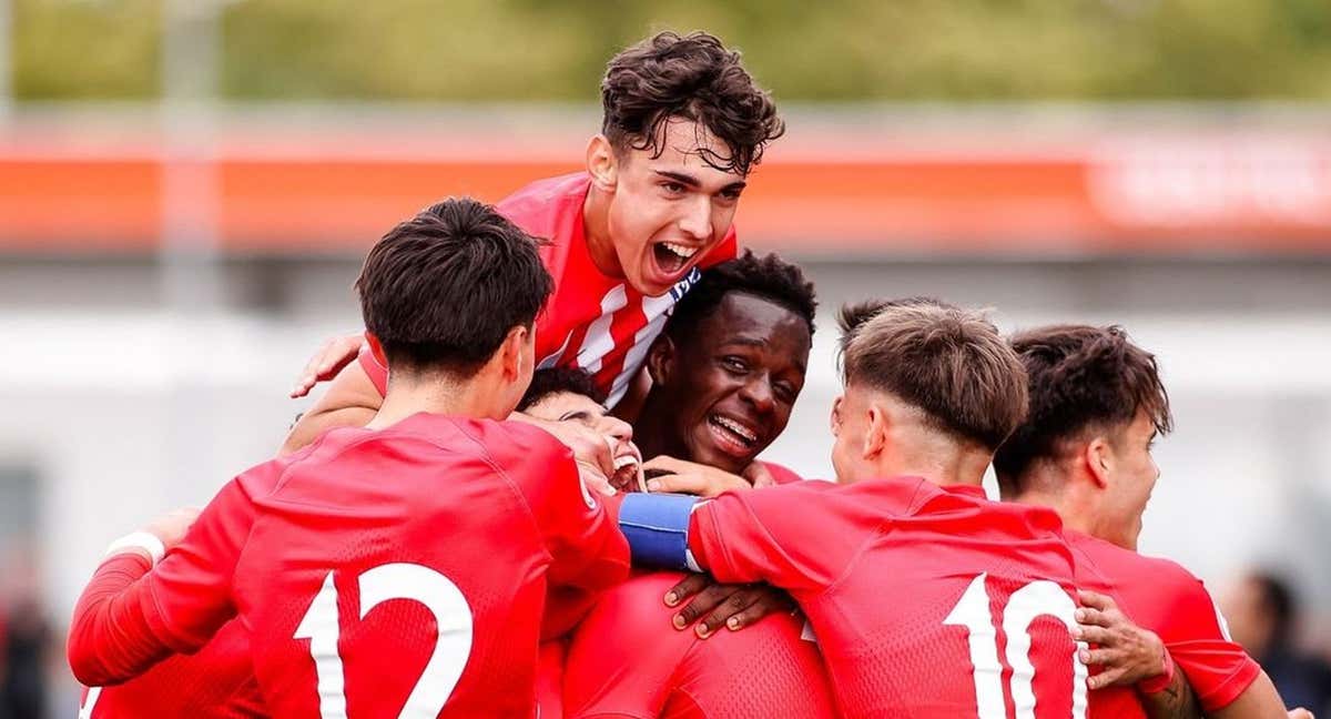 Los jugadores del Juvenil A celebran un gol durante la temporada. /@AtletiAcademia