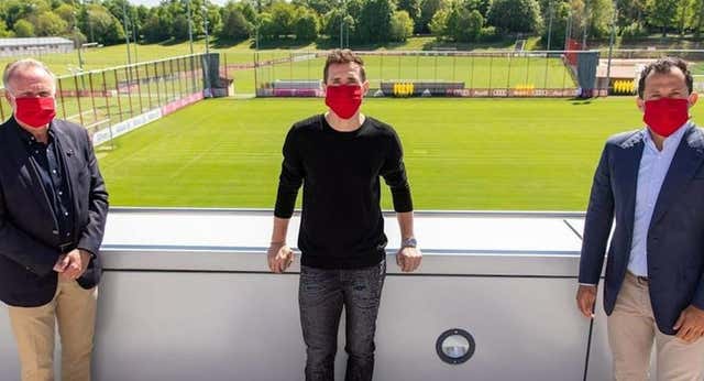 Exjugador retirado y con dotes comunicativas: el Barça, cerca de encontrar el nuevo Klose de Flick
