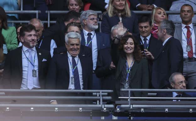 Pedro Rocha junto a Isabel Díaz-Ayuso en el palco de la final de la Champions. Efe