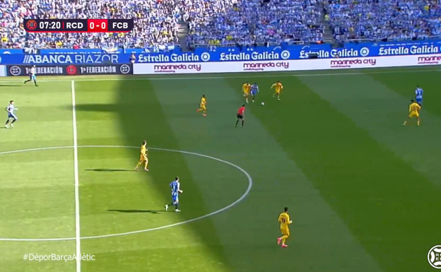 Casadó va a la ayuda en una situación de 1x1 en campo propio.  WYSCOUT