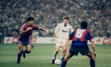 La letra pequeña del fichaje de Laudrup: el Real Madrid pagó 200 millones de pesetas a plazos al Barcelona por una cláusula de penalización
