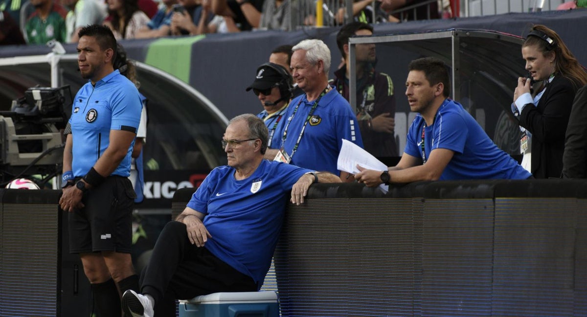 Bielsa, encima de su neverita mítica durante el amistoso contra México.