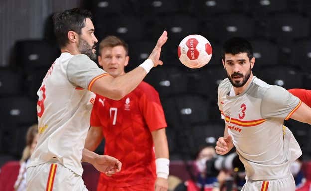 Eduardo Gurbindo, a la derecha, mira a Raúl Entrerríos en las semifinales de los Juegos de Tokio.  F. COFFRINI / AFP