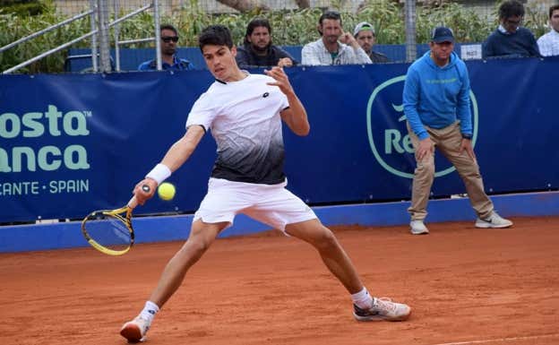 Alcaraz, durante aquel partido ante Sinner con Kiko Navarro y Ferrero observando juntos el partido. Equelite Tennis Academy