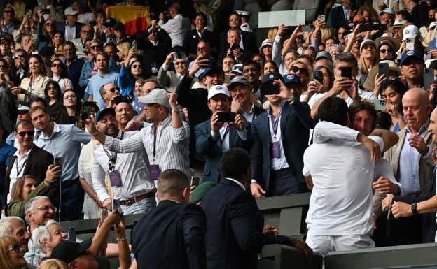Ferrero y Alcaraz se abrazan tras el título de Wimbledon 2023.  Glyn KIRK / AFP