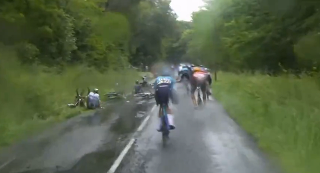 Un aparatoso accidente en la Dauphiné con Ayuso, Evenepoel y Roglic obliga a neutralizar la etapa