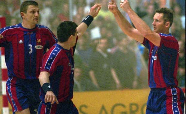 Xepkin, Masip y Urdangarin celebran el triunfo blaugrana en Zagreb en la final de la Champions de 1998.  EFE / AP