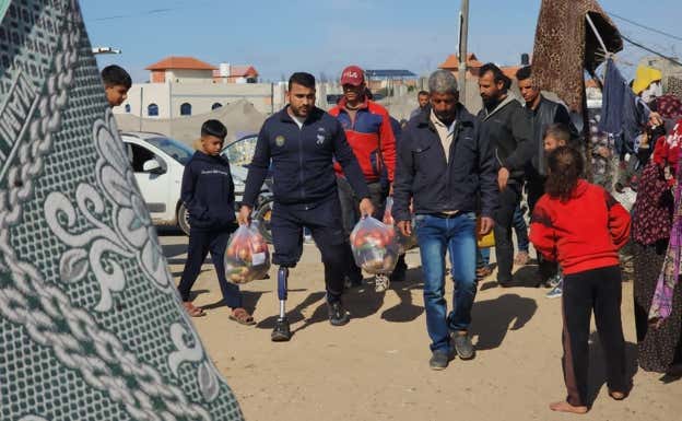 El ciclista paralímpico Alaa Al-Dali reparte comida en la Franja de Gaza. GAZA SUNBIRDS