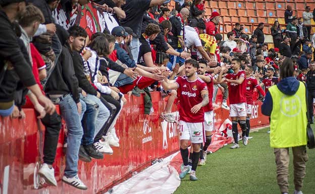Los jugadores del Nàstic, saludando a la afición.  NÀSTIC