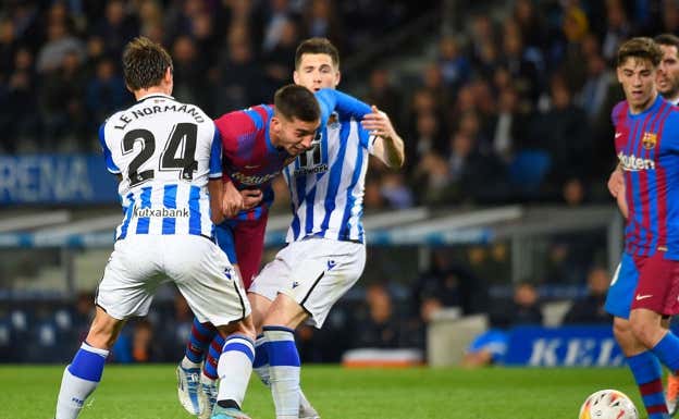 Le Normand frena a Ferran Torres. AFP