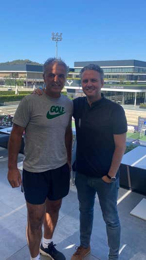 Nadal, junto al entrevistador en la Rafa Nadal Academy.  LETICIA G. VILAMEA