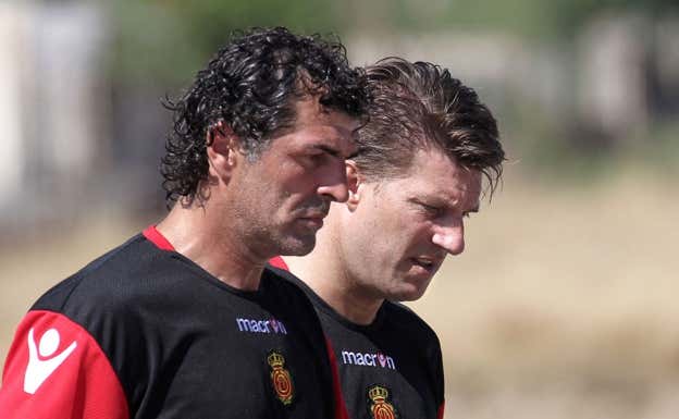 Miguel Ángel Nadal, junto a Michael Laudrup, en su etapa de ayudante en el Mallorca.  AFP