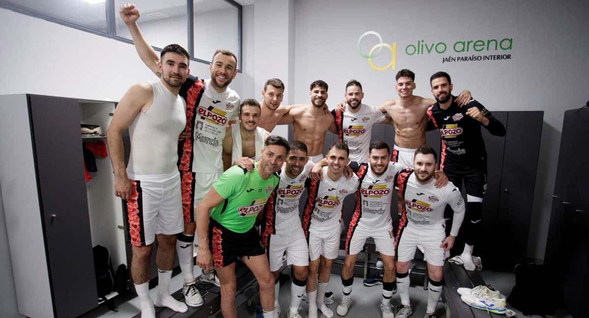 Los jugadores de ElPozo Murcia festejan el pasa a la final en el vestuario del Olivo Arena. /PASCU MÉNDEZ