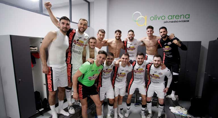 Los jugadores de ElPozo Murcia festejan el pasa a la final en el vestuario del Olivo Arena.
