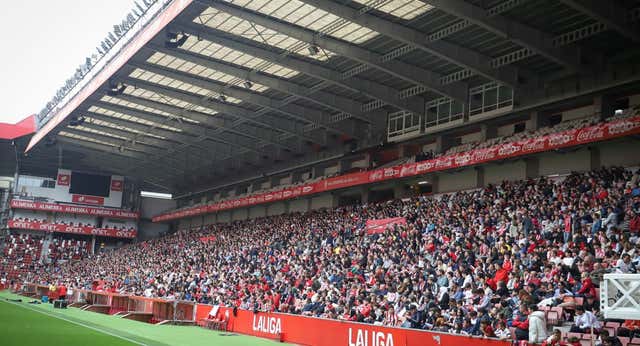 La ilusión por el ascenso del Sporting en Gijón es mayor que cuando competía por ganar Liga y Copa: «Son un ejército rojiblanco»