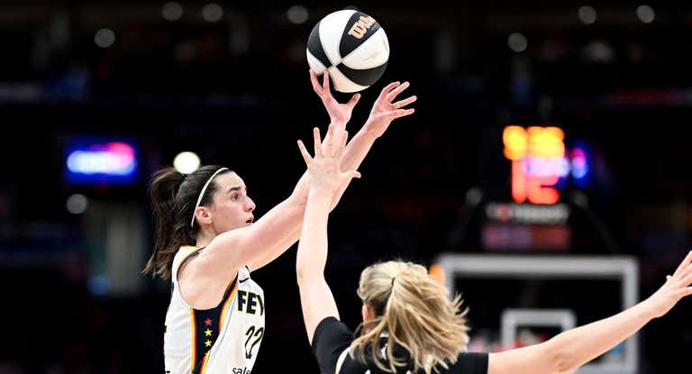 Caitlin Clark lanza uno de los siete triples que anotó ante las Mystics.