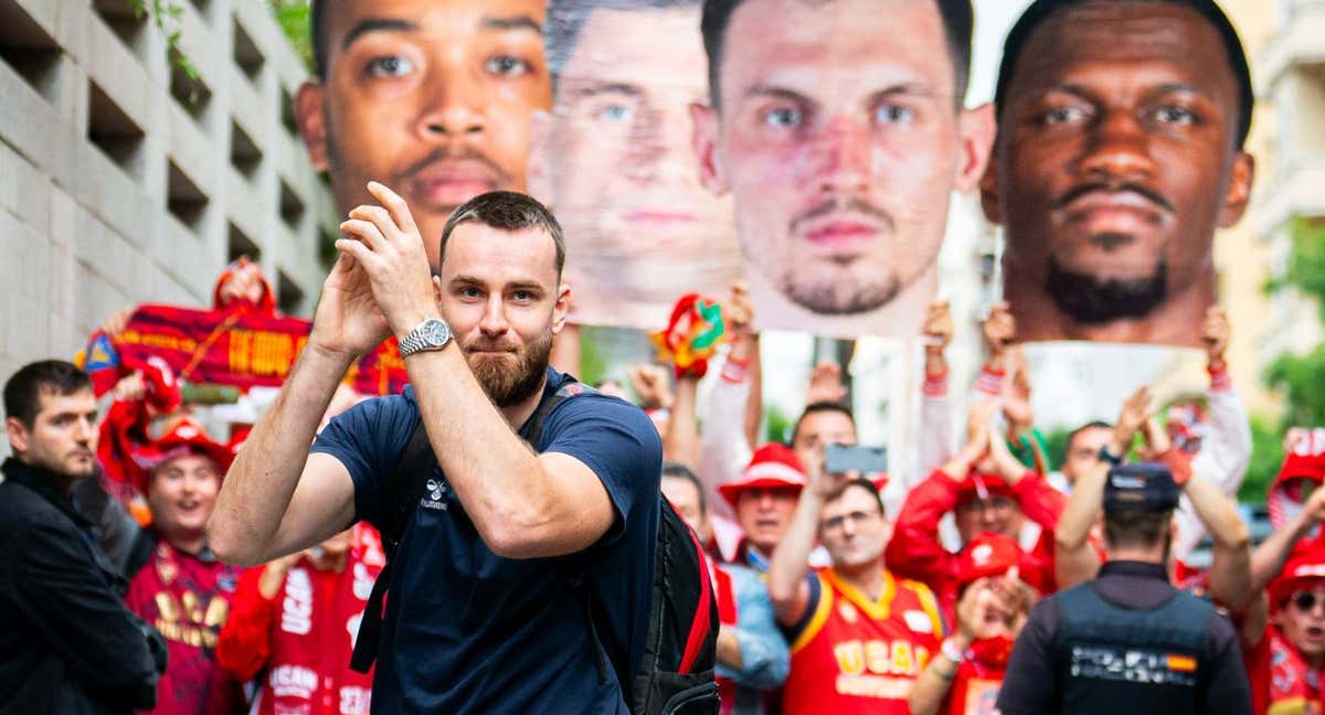 Los jugadores de UCAM Murcia aplauden a su afición durante el recibimiento en Madrid. /ACB PHOTO/S. GORDON