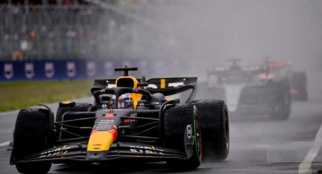 Ni la lluvia ni los cinco abandonos ni Norris pueden con Max Verstappen
