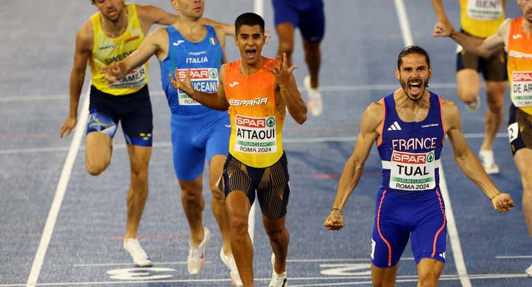Attaoui cruzando la línea de meta en segunda posición y colgándose la plata europea en 800 metros.