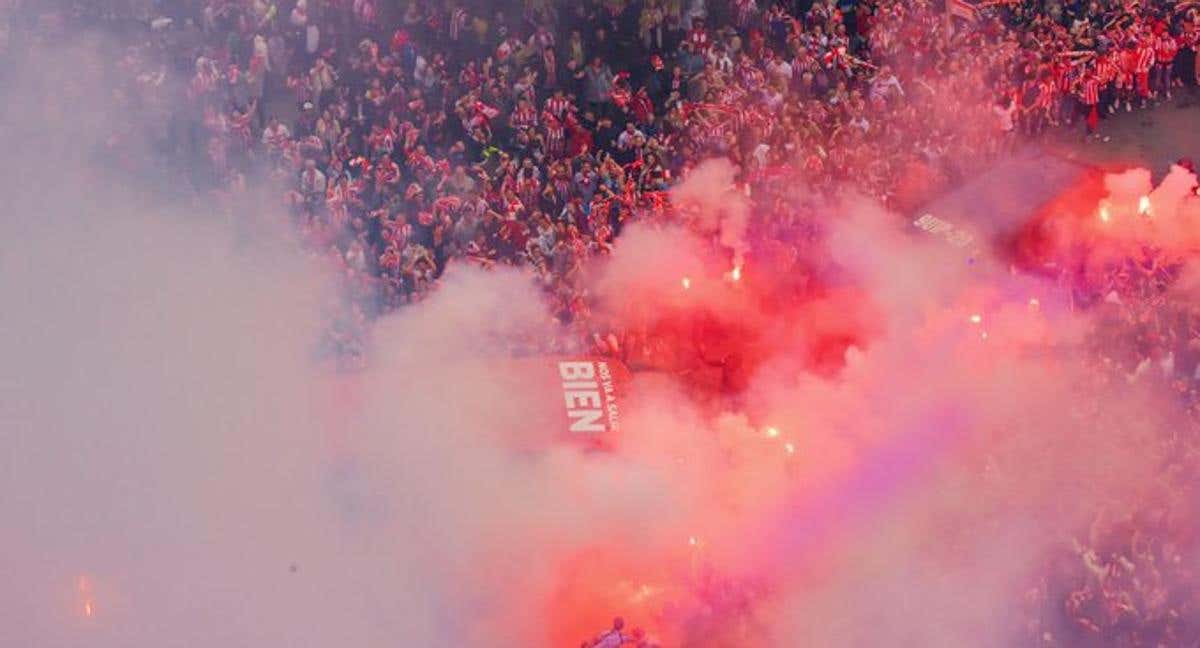 Imagen aérea del recibimiento del autobús del Sporting./@RealSporting