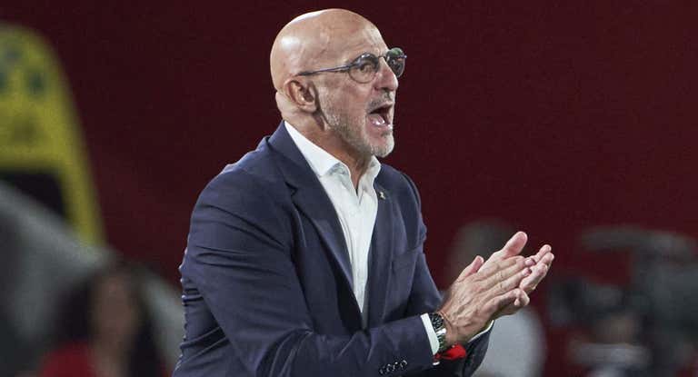 Luis de la Fuente aplaude una acción de su equipo en la victoria ante Irlanda del Norte.