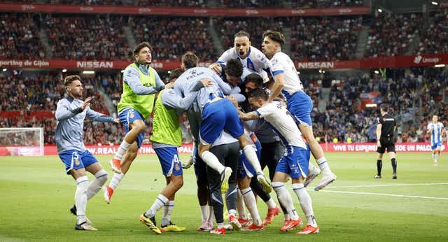 El Espanyol neutraliza el efecto del Molinón y pone pie y medio en la final del playoff de ascenso a Primera gracias a un gol de Puado