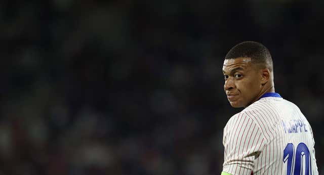 Francia aburre… y juega al despiste con Mbappé