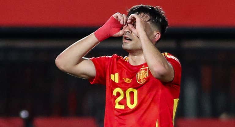Pedri celebra uno de sus goles a Irlanda del Norte en Mallorca.